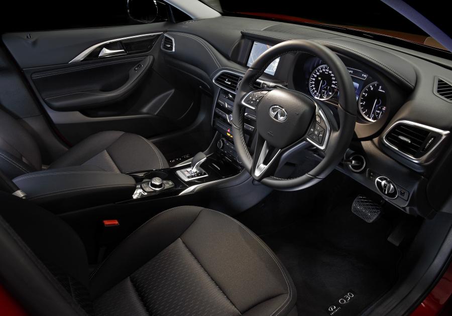 Интерьер Infiniti Q30 1.6t 2016 года  (AU) (фото 4 из 22)